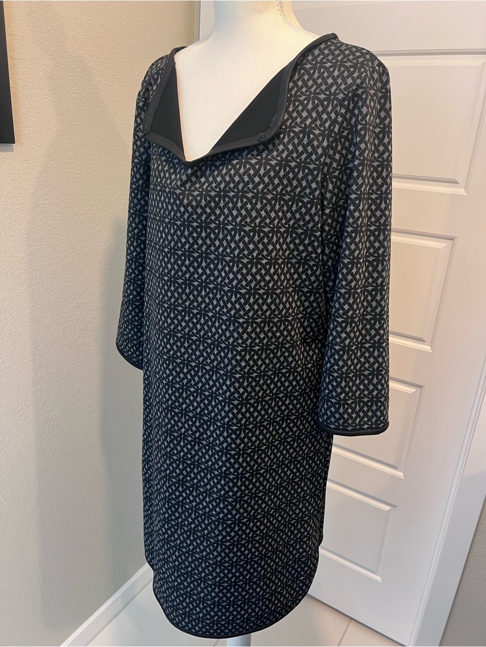 Max Studio Black Patterned Long-Sleeve Shift Dress